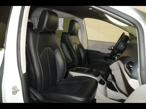 Used 2023 Chrysler Pacifica Touring-L FWD image 29