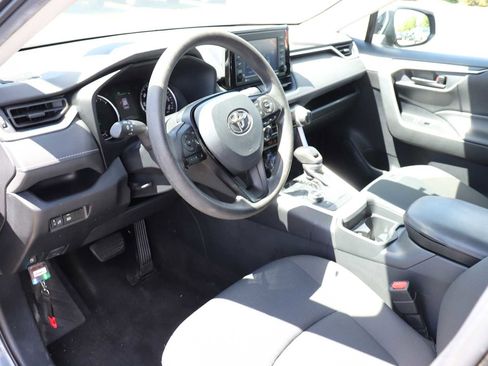 Used 2021 Toyota RAV4 LE AWD/4WD image 10