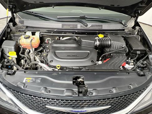 Used 2019 Chrysler Pacifica Touring-L w/ Advanced Safetytec Group image 31