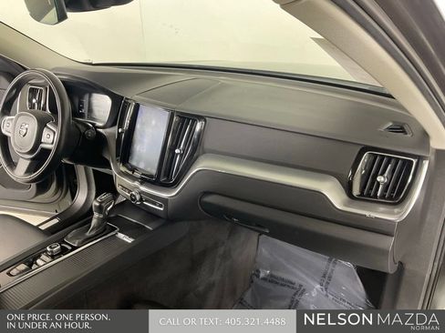 Used 2019 Volvo XC60 T5 Momentum w/ Premium Package FWD image 31