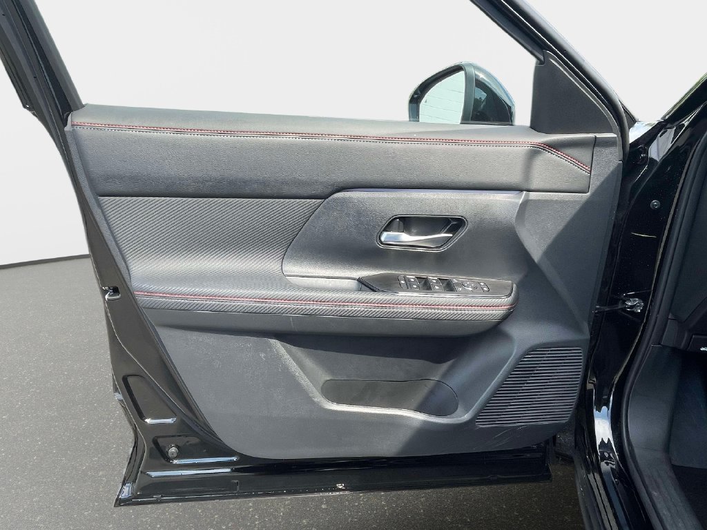 Used 2025 Nissan Kicks SR AWD/4WD image 17