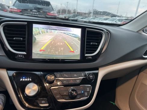 Used 2024 Chrysler Pacifica Touring-L image 12