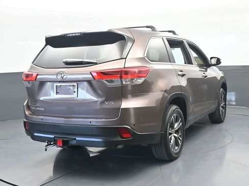 Used 2019 Toyota Highlander LE FWD image 5