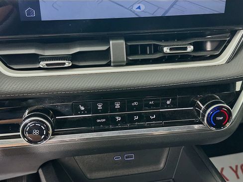Used 2025 Chevrolet Equinox LT FWD image 23