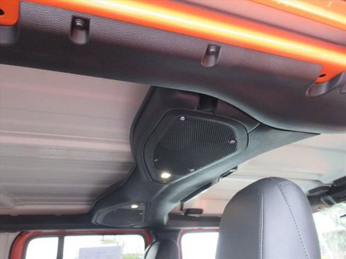 Used 2025 Jeep Wrangler Sahara image 13