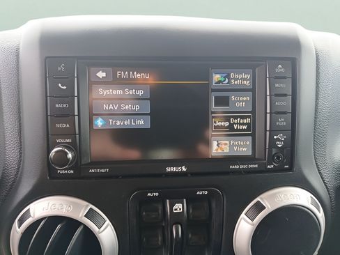 Used 2016 Jeep Wrangler Unlimited Sahara w/ Connectivity Group AWD/4WD image 18
