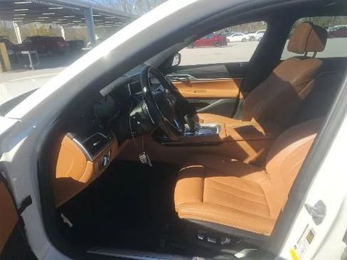 Used 2019 BMW 740i w/ M Sport Package image 9