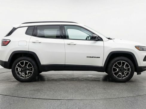 Used 2025 Jeep Compass Trailhawk AWD/4WD image 11