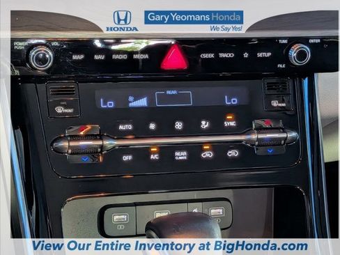Used 2024 Kia Carnival EX FWD image 22