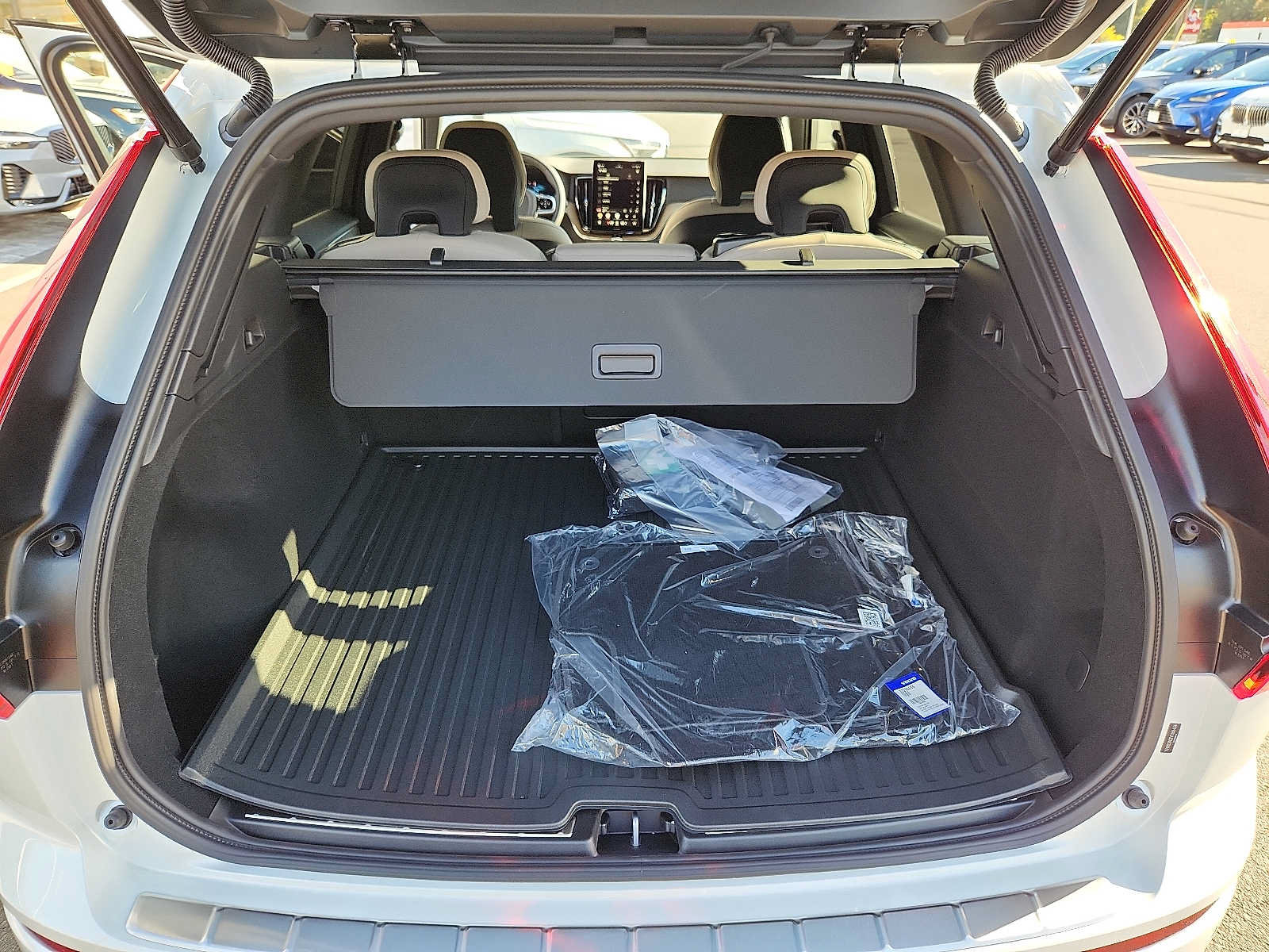 Used 2027 Volvo XC60 B5 Plus AWD/4WD image 27
