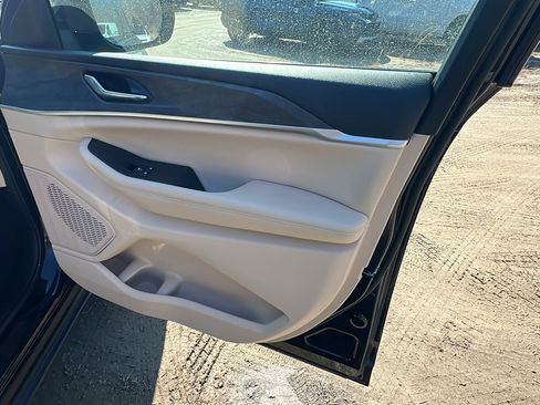 Used 2025 Jeep Grand Cherokee Limited image 18