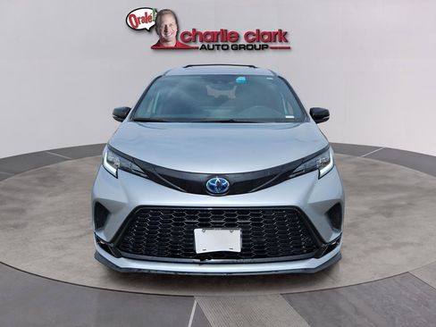 Used 2025 Toyota Sienna XSE w/ XSE Premium Package image 9