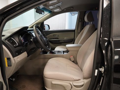 Used 2019 Kia Sedona L image 4