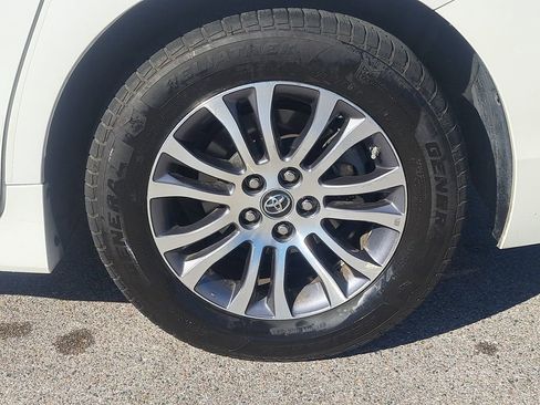 Used 2020 Toyota Sienna Limited image 5