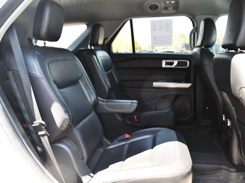 Used 2021 Ford Explorer XLT w/ Equipment Group 202A AWD/4WD image 18