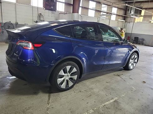 Used 2023 Tesla Model Y Long Range AWD/4WD image 3