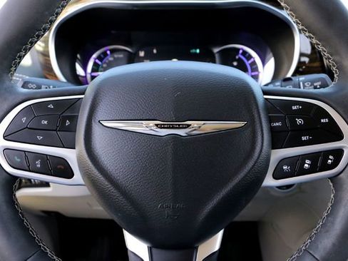 Used 2022 Chrysler Pacifica Limited w/ Uconnect Theater Family Group image 12