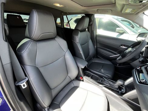 Used 2024 Toyota Corolla Cross XLE w/ Convenience Package image 22