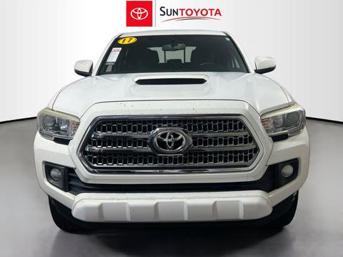 Used 2017 Toyota Tacoma TRD Sport image 10