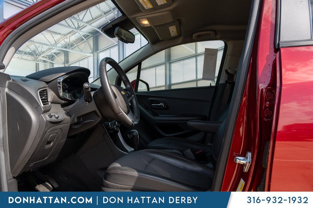 Used 2022 Chevrolet Trax LT w/ Sport Edition FWD image 3