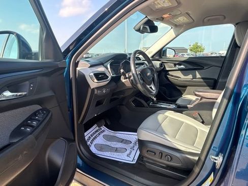 Used 2021 Chevrolet TrailBlazer LT w/ Premium Seating Package FWD image 2
