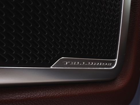 Used 2024 Kia Telluride EX w/ EX Captain's Chair Package image 12