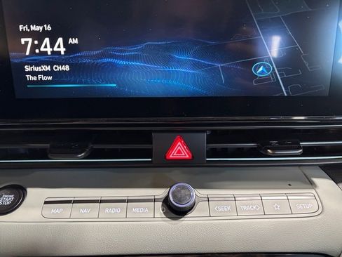 New 2025 Hyundai Elantra Limited image 38