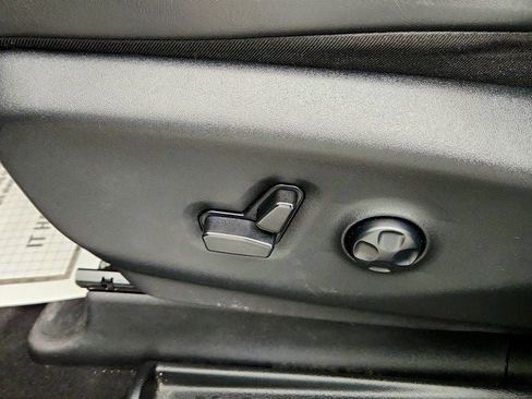 Used 2025 Chrysler Pacifica Limited FWD image 12