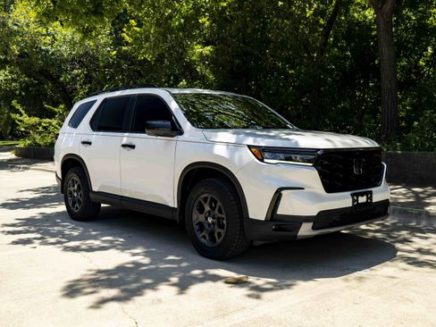 Used 2024 Honda Pilot TrailSport image 2