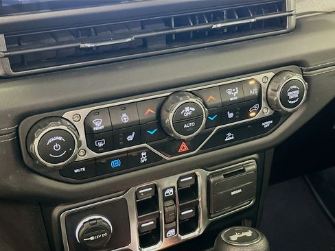 Used 2025 Jeep Wrangler Unlimited Sahara AWD/4WD image 23