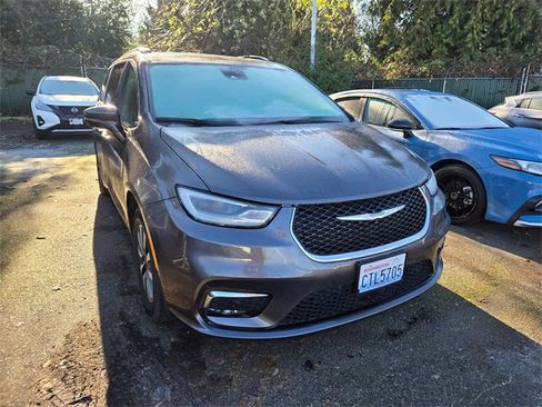 Used 2021 Chrysler Pacifica Touring-L image 2