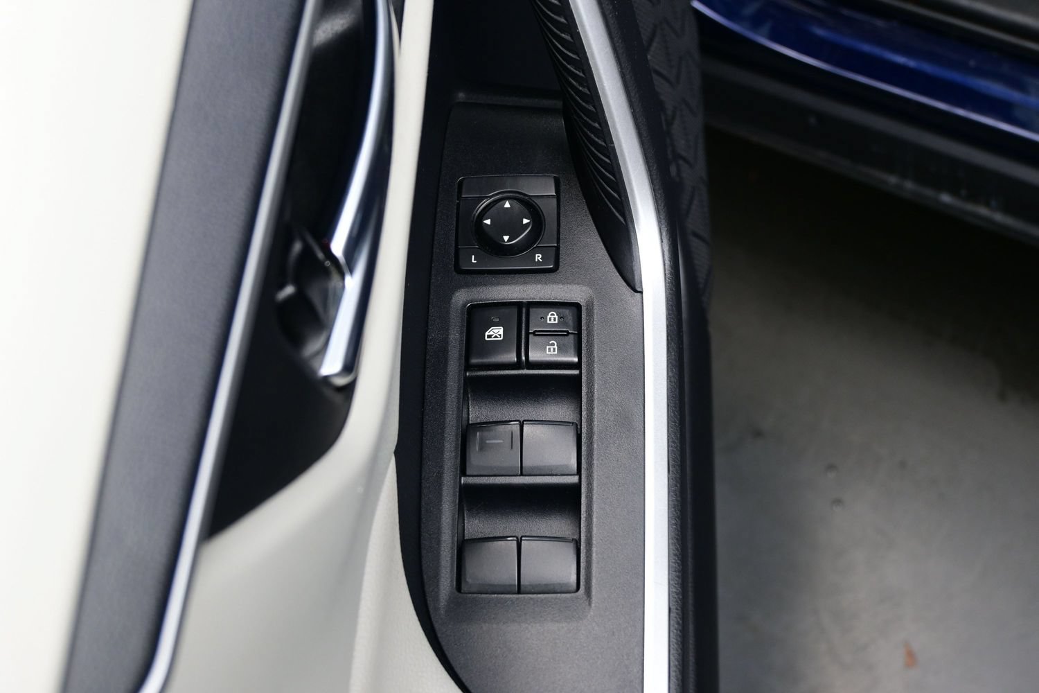 Used 2021 Toyota RAV4 XLE w/ Convenience Package AWD/4WD image 10