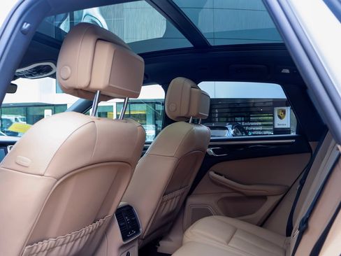 Certified 2026 Porsche Macan AWD/4WD image 8