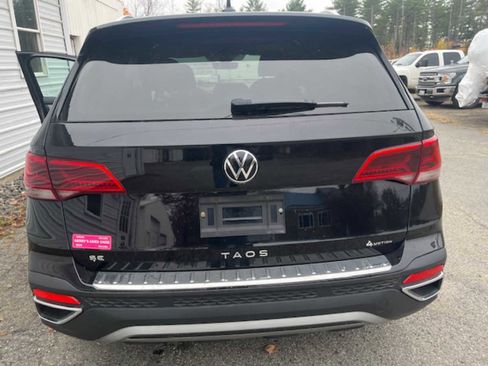 Used 2023 Volkswagen Taos SE w/ Panoramic Sunroof Package image 5