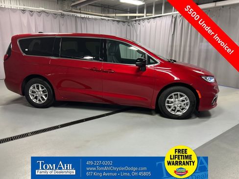 New 2026 Chrysler Pacifica Select image 8