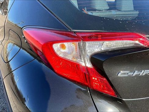 Used 2022 Toyota C-HR XLE image 30