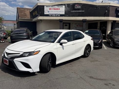 Used 2019 Toyota Camry SE image 2