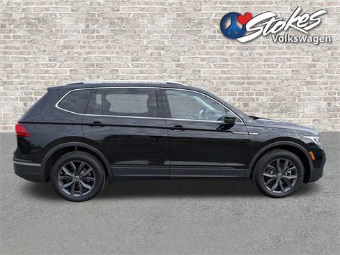 Certified 2023 Volkswagen Tiguan SE w/ Panoramic Sunroof Package image 3