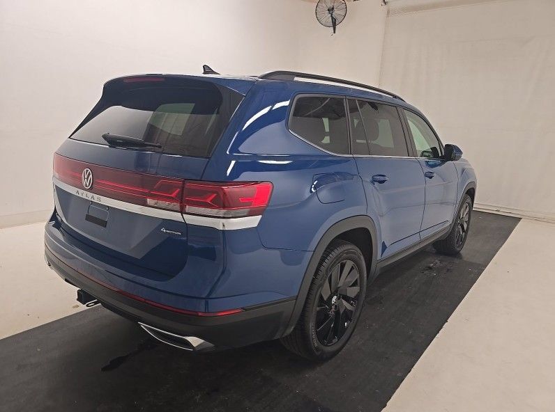 Used 2025 Volkswagen Atlas SE AWD/4WD image 3