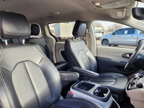 Used 2024 Chrysler Pacifica Select image 14