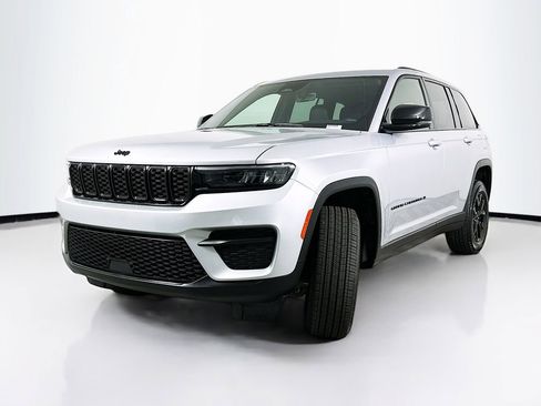 Used 2025 Jeep Grand Cherokee Altitude image 2