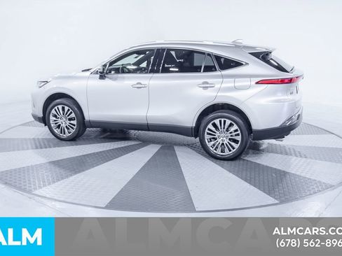 Used 2022 Toyota Venza XLE image 6