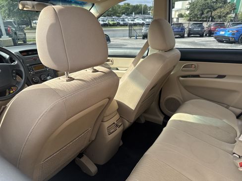 Used 2009 Kia Rondo LX FWD image 30