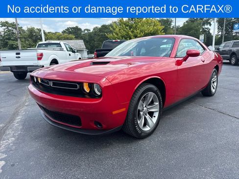 Used 2016 Dodge Challenger SXT RWD image 2