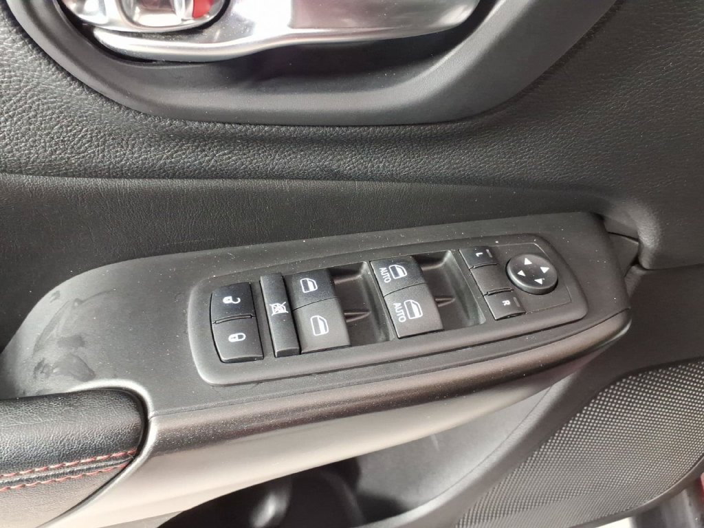Used 2019 Jeep Cherokee Trailhawk w/ Cold Weather Group AWD/4WD image 13