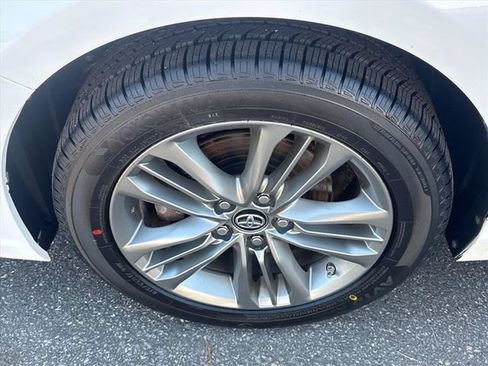 Used 2017 Toyota Camry SE w/ Moonroof Package FWD image 10