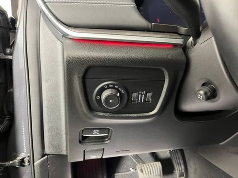 Used 2022 Jeep Grand Cherokee L Overland w/ Luxury Tech Group IV AWD/4WD image 19