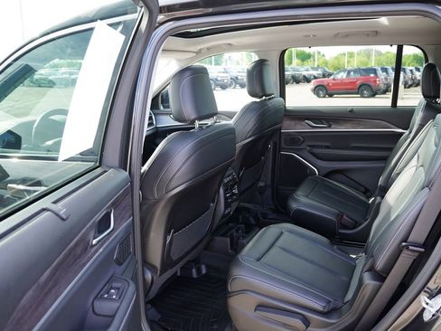 Certified 2022 Jeep Grand Cherokee L Limited w/ Luxury Tech Group II AWD/4WD image 16