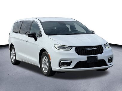 Used 2025 Chrysler Pacifica Select