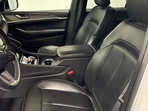 Used 2025 Jeep Grand Cherokee Limited image 10